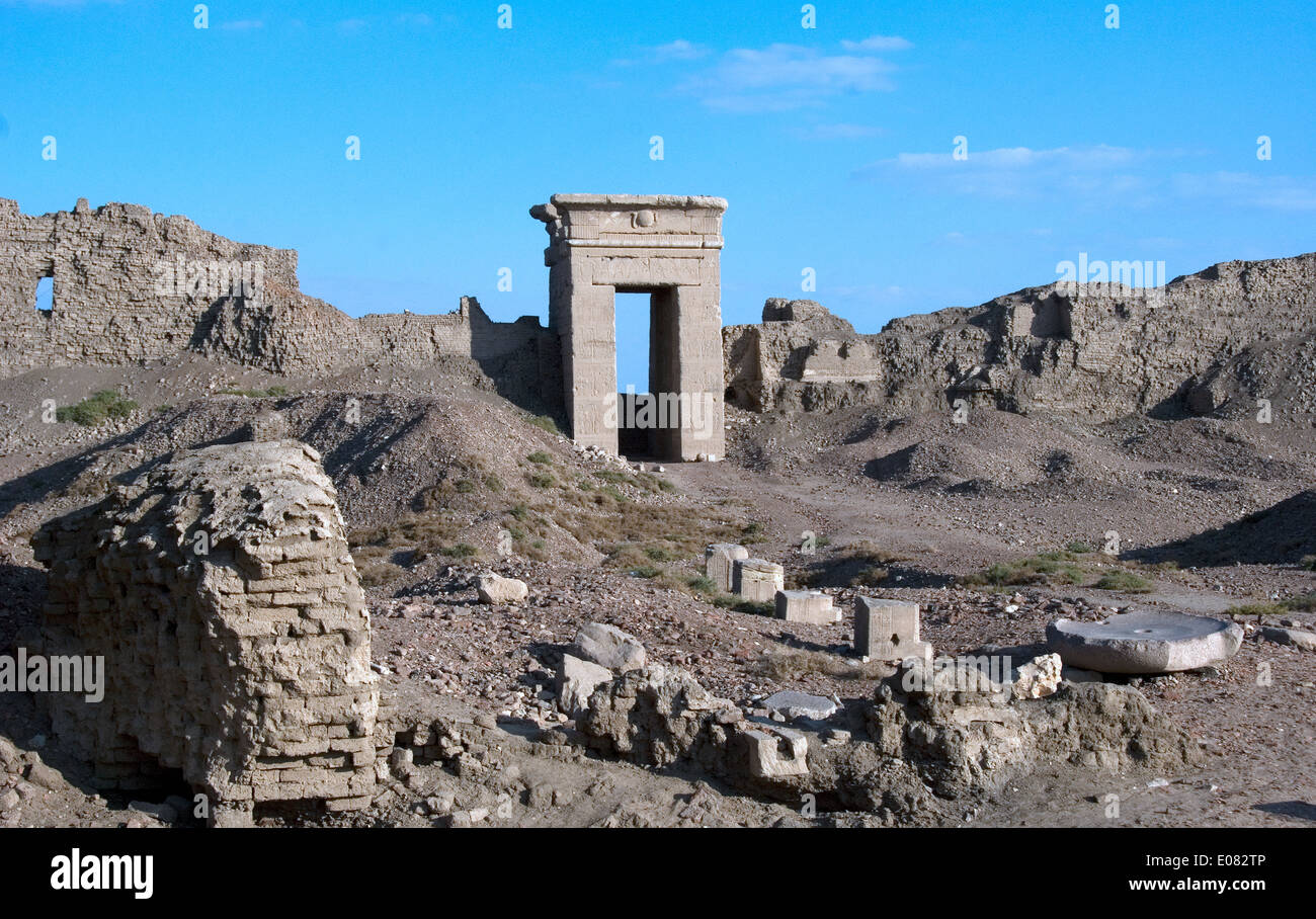 L'Egitto,Dendera,tempio tolemaico della dea Hathor.Vista di un ingresso per il Dendera tempio complesso. Foto Stock