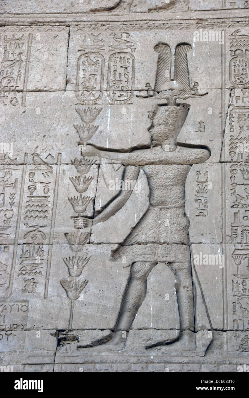 L'Egitto,Dendera,tempio tolemaico della dea Hathor.incisioni sulla parete esterna.Esempio di 'Damnatio-memoriae" Foto Stock