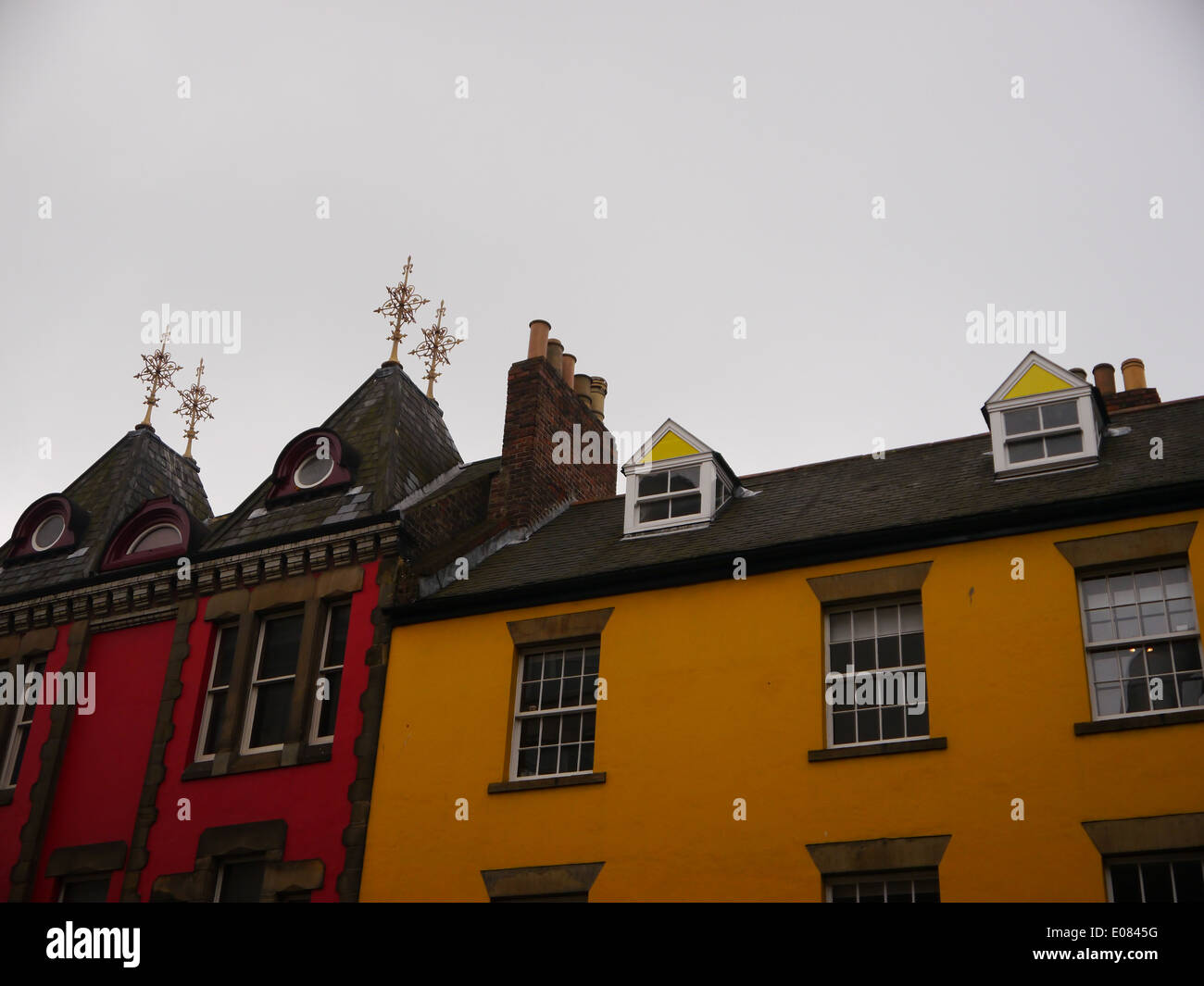Dettagli architettonici, incluso mansarda, tetti di edifici a Newcastle upon Tyne, England, Regno Unito Foto Stock
