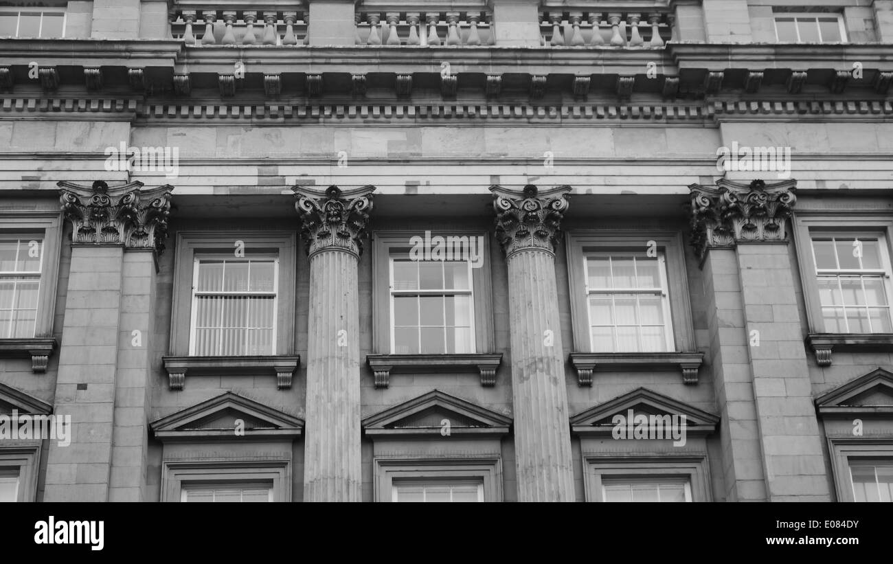 Dettagli architettonici di un edificio storico con colonne corinzie, in Newcastle upon Tyne, England, Regno Unito Foto Stock