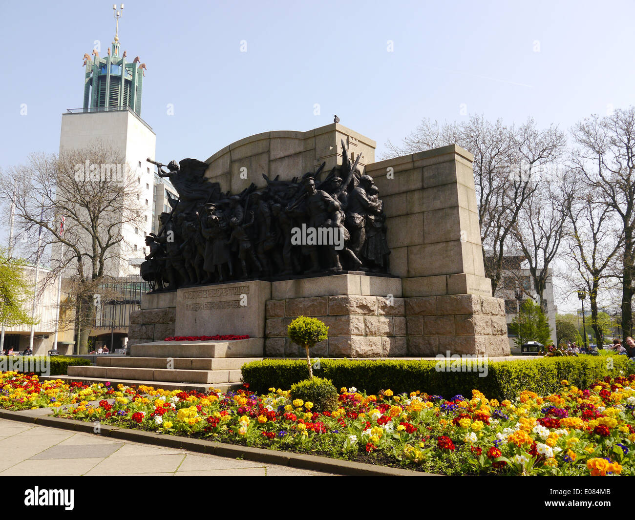 WW1 memorial con Newcastle upon Tyne Civic Center in background Foto Stock