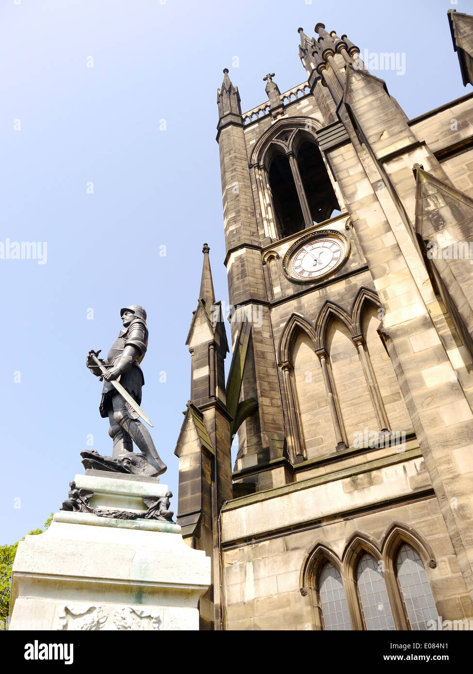 Dettagli architettonici di san Tommaso la Chiesa martire e San Giorgio statua (in primo piano) a Newcastle upon Tyne, England, Regno Unito Foto Stock