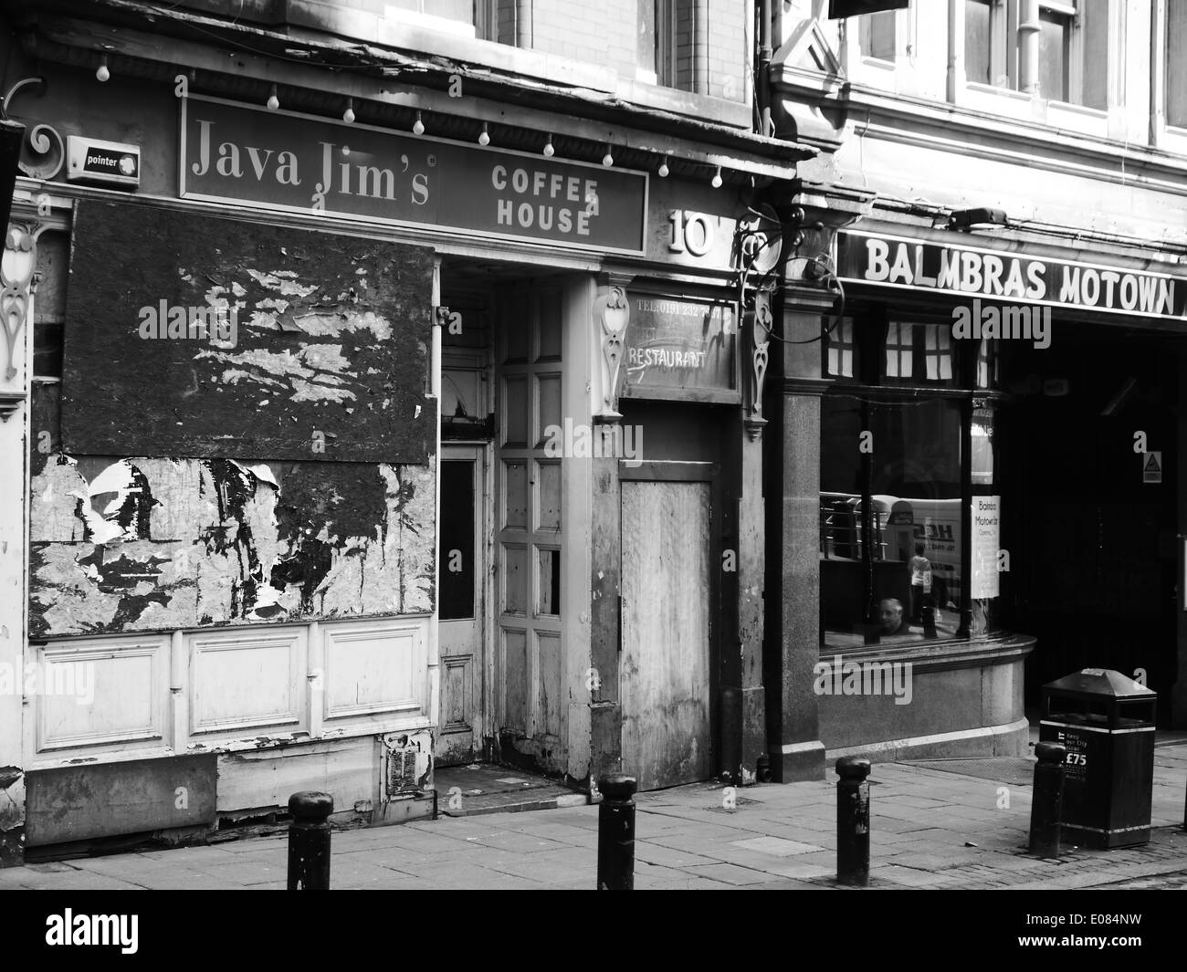 Abbandonata ex coffee house (Java Jim's) accanto a Balmbras (un ex popular music hall), panno mercato, Newcastle upon Tyne Foto Stock