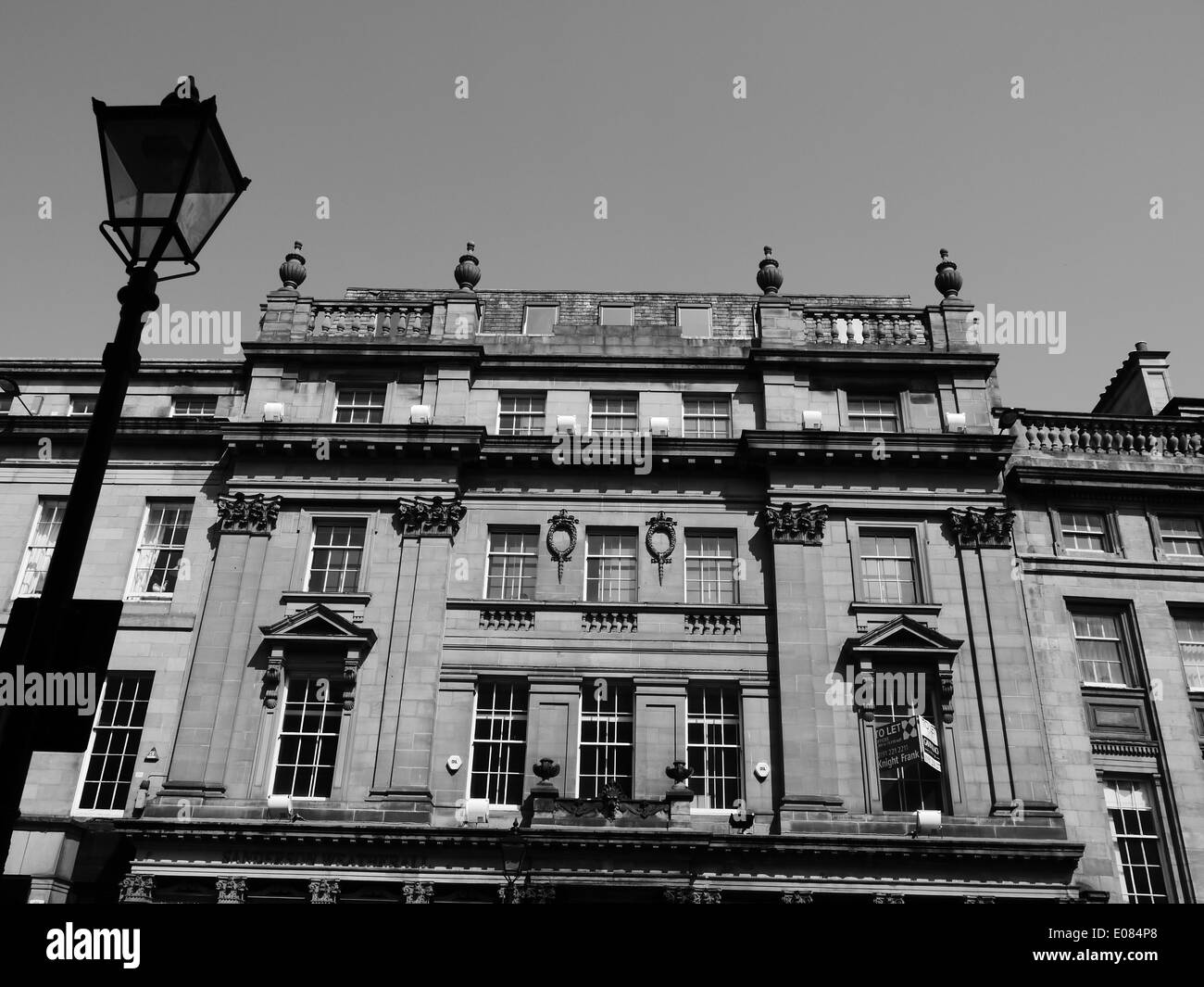 Neo-classico i dettagli architettonici degli edifici, Grey Street, Newcastle upon Tyne, Regno Unito Foto Stock
