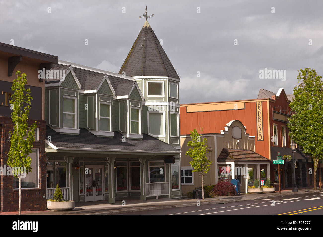 Fila di negozi commerciali nel centro cittadino di Troutdale Oregon. Foto Stock