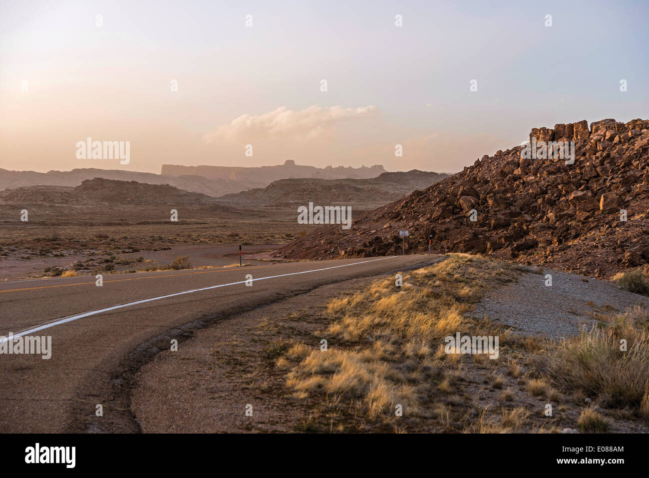Utah strade del deserto al tramonto. Materie paesaggio roccioso. Utah, Stati Uniti. Foto Stock