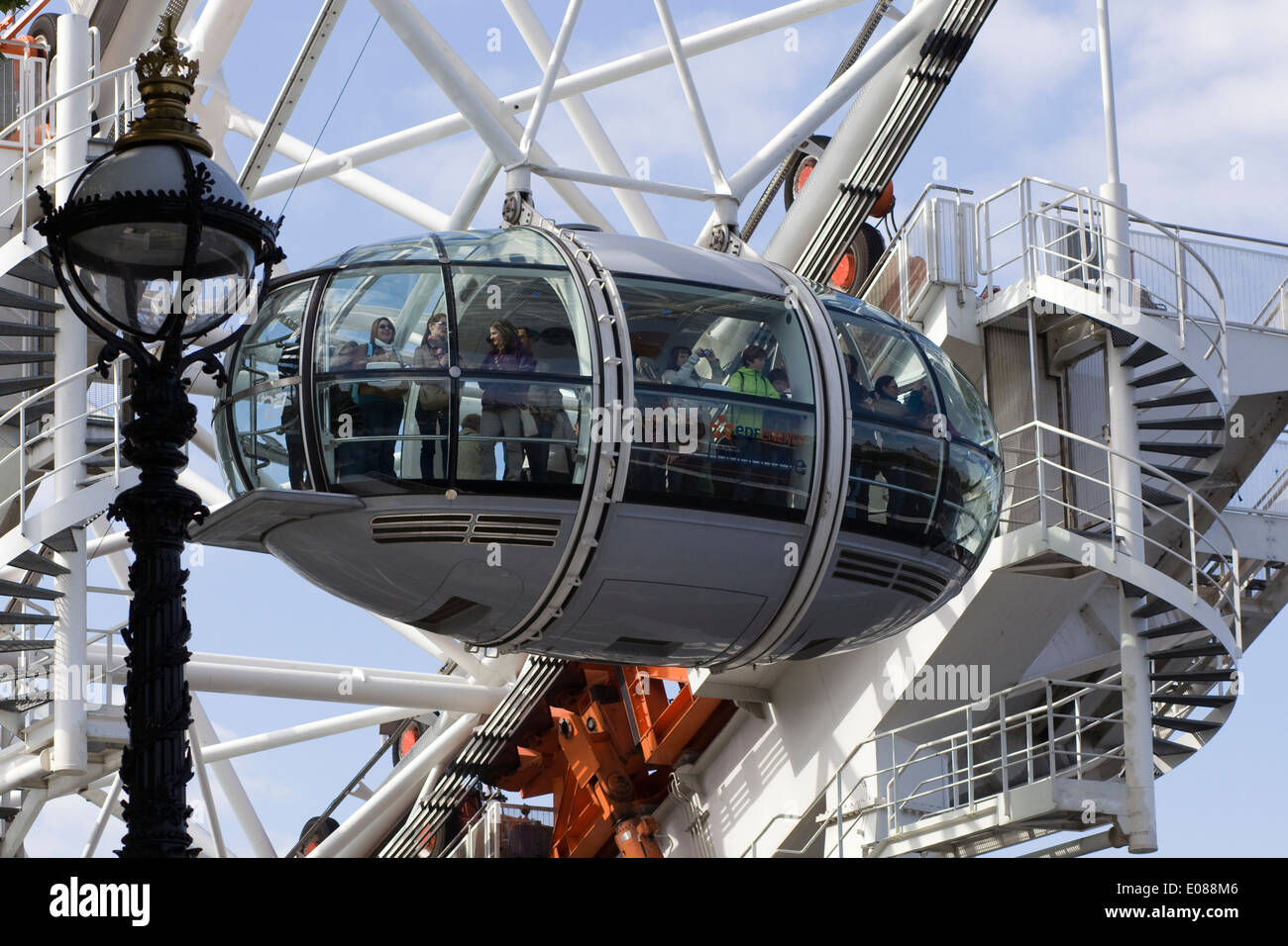 Una vista del London Eye sulle rive del fiume Tamigi Londra Foto Stock