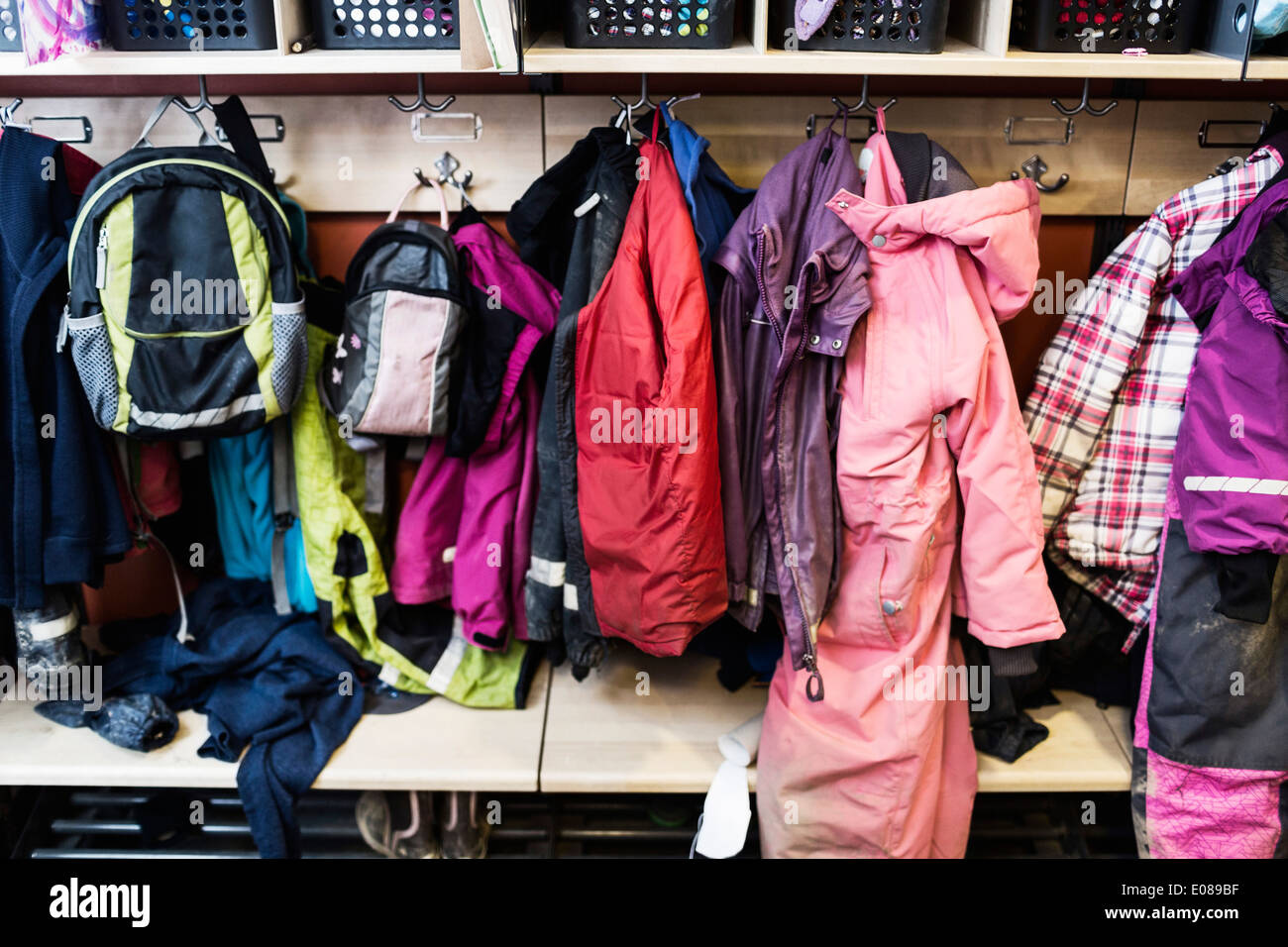 Cappotti invernali e zaini in guardaroba a kindergarten Foto Stock