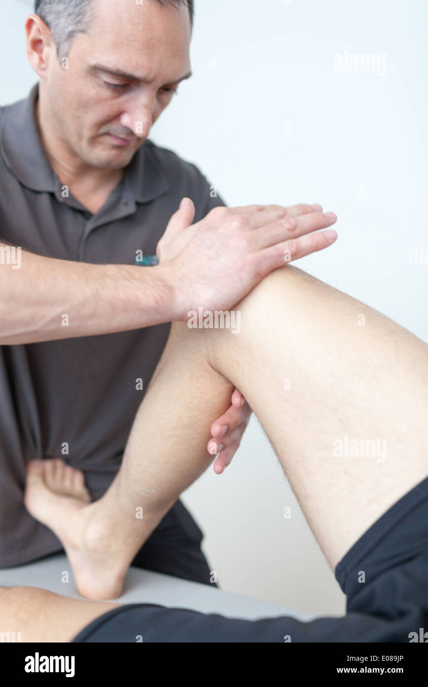 massaggi al ginocchio Foto Stock