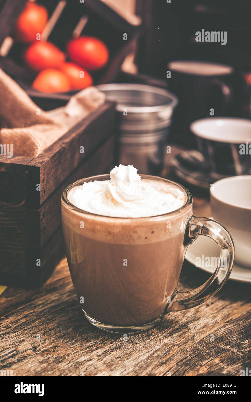 Hot Drink di cacao con panna montata in modo chiaro la tazza vetroso. Foto Stock