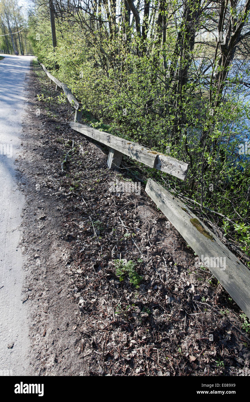 In legno antico lato strada barriera di sicurezza, Finlandia Foto Stock