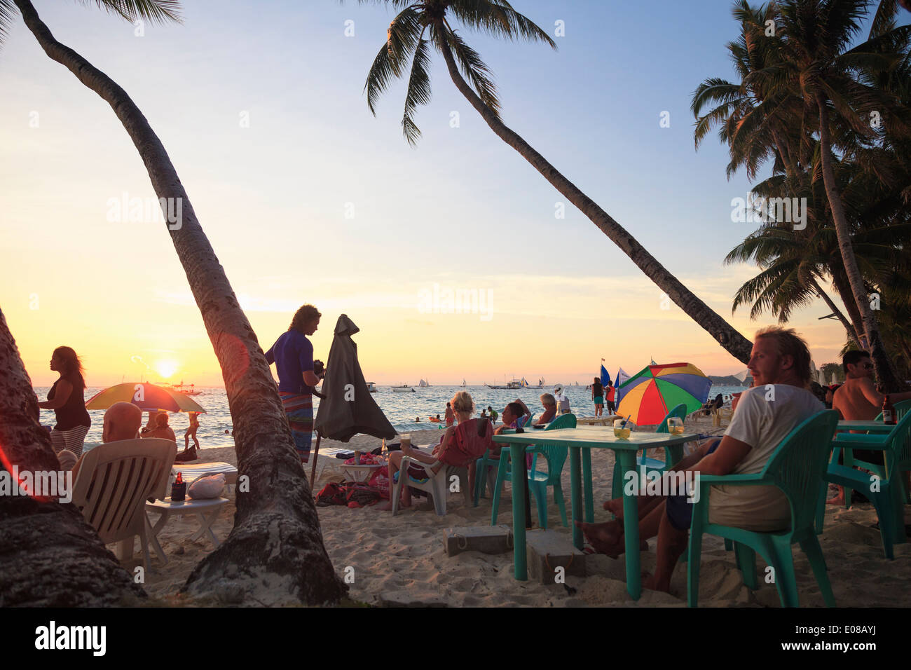 Filippine, Visayas Boracay Island, White Beach, il beach bar Foto Stock