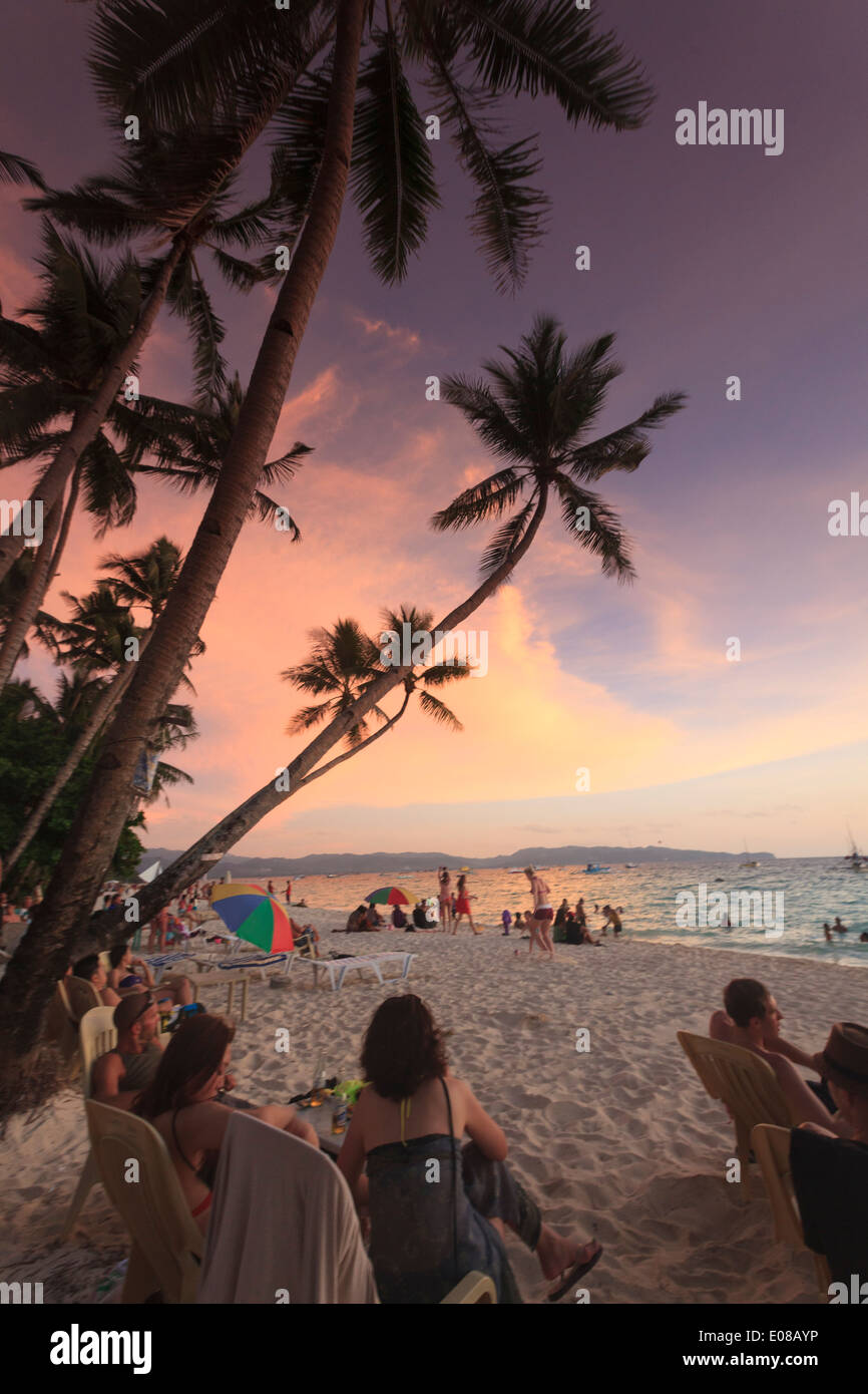 Filippine, Visayas Boracay Island, White Beach, il beach bar Foto Stock