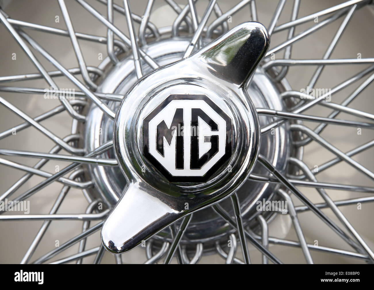 MG il cappuccio del mozzo e raggi ruota auto con badge ottagonale galletto Knock-On's Foto Stock