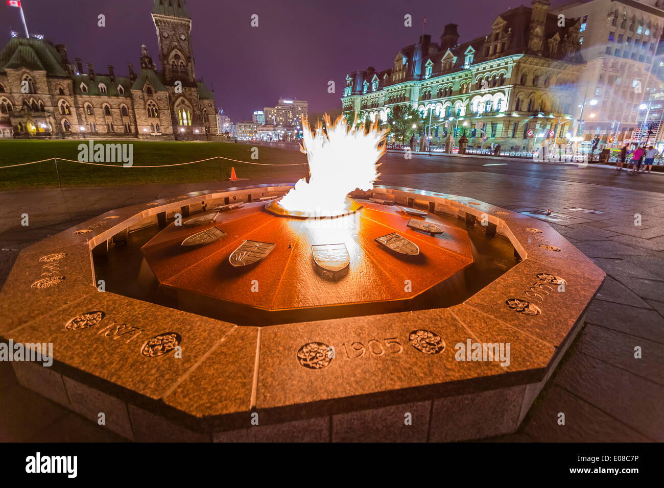 Fiamma centenario commemorativo canadese del centesimo anniversario come una Confederazione di Parliament Hill, Ottawa, Ontario, Canada, America del Nord Foto Stock