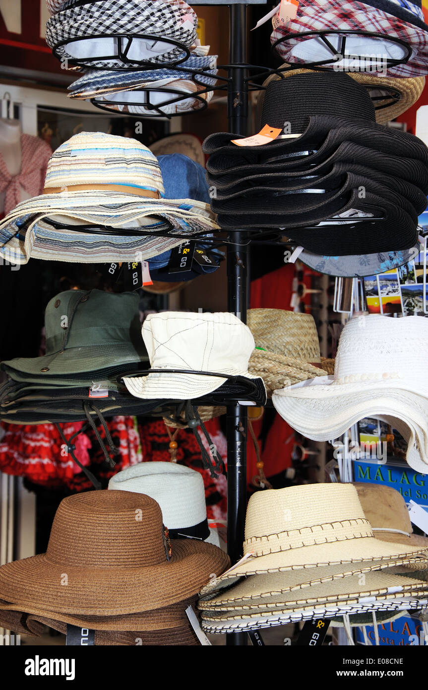Cappelli per la vendita al di fuori di un negozio, Malaga, Costa del Sol,  provincia di Malaga, Andalusia, Spagna, Europa occidentale Foto stock -  Alamy