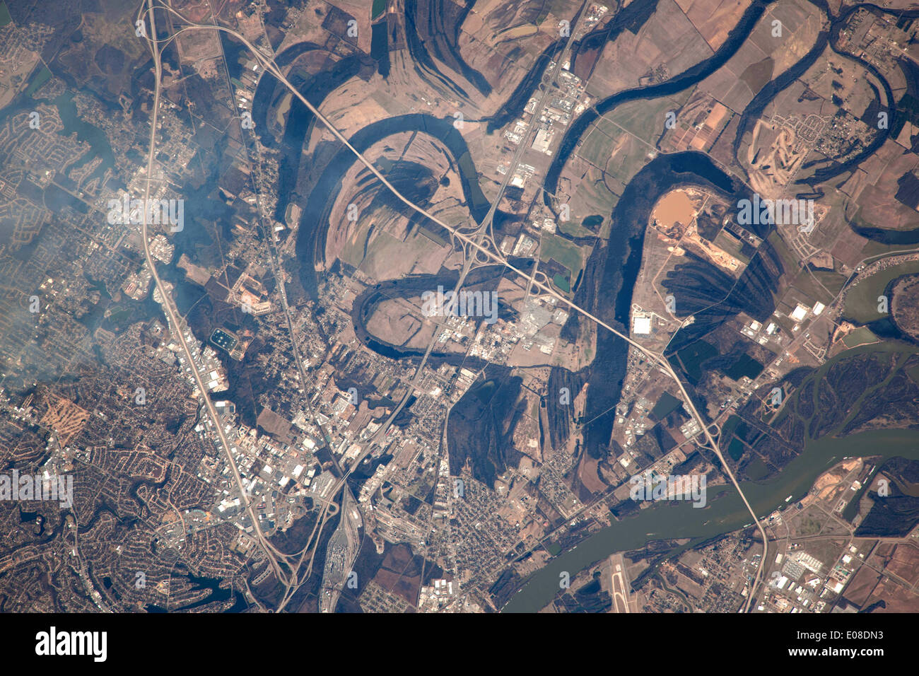 Il fiume Arkansas entra nella vasta appartamenti del fiume Mississippi floodplain. Stati Uniti d'America Foto Stock