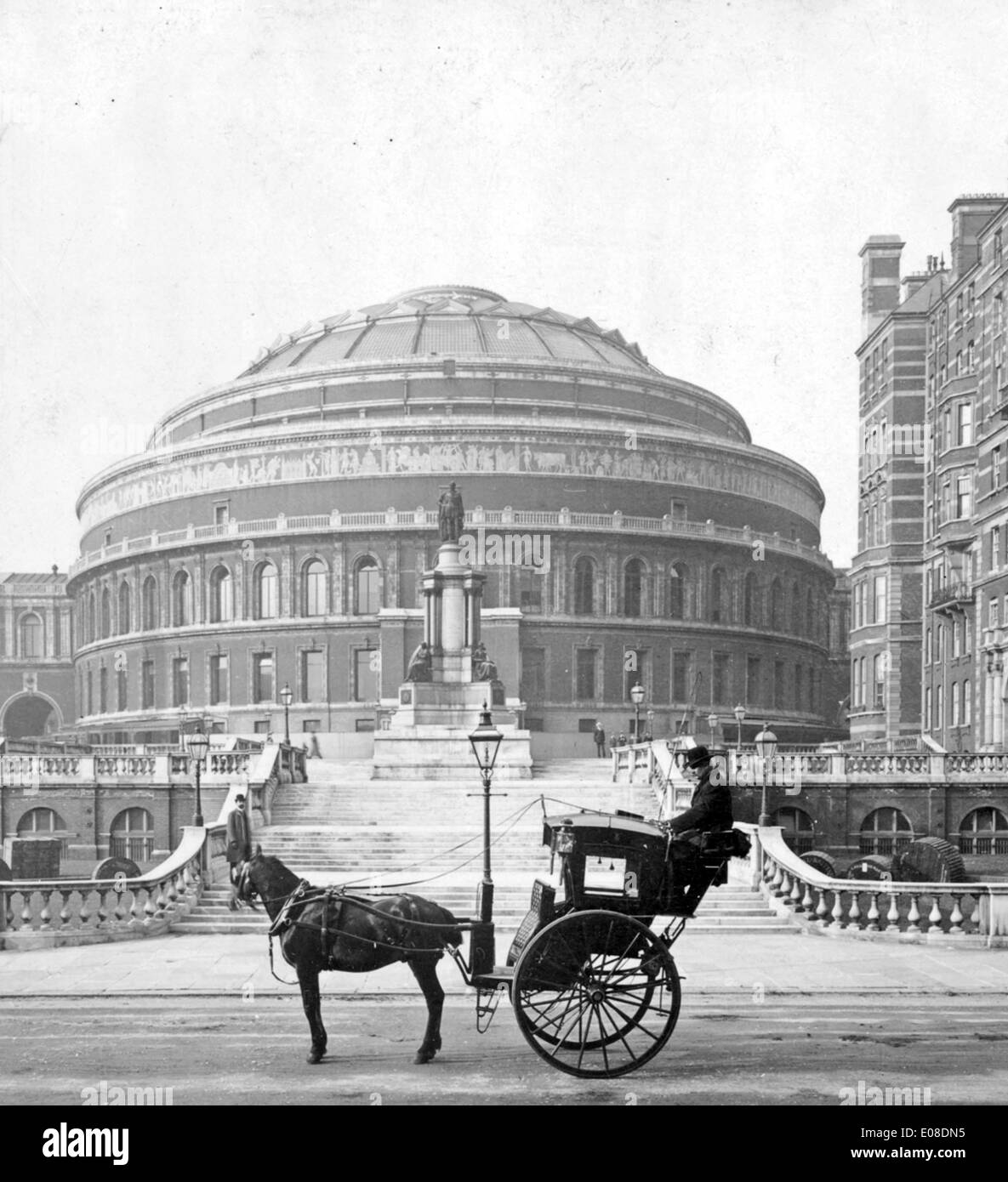 Historic Royal Albert Hall e hansom cab, London, England, Regno Unito Foto Stock