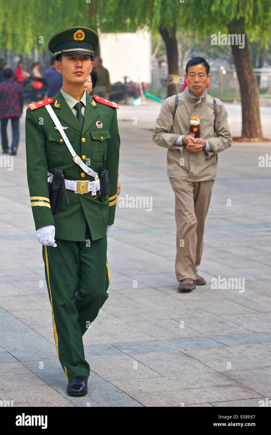 Giovane soldato cinese pattuglia le strade di Pechino, Cina. Foto Stock