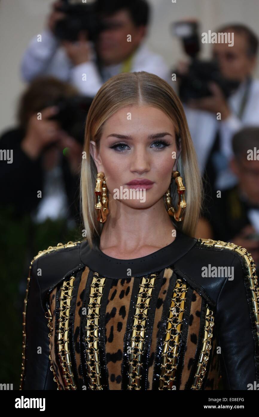 New York, Stati Uniti d'America. 05 Maggio, 2014. Rosie Huntington-Whiteley assiste il 'Charles James: oltre la moda' Costume Institute Gala al Metropolitan Museum of Art di New York, Stati Uniti d'America, 05 maggio 2014. Foto: Hubert Boesl /dpa - NESSUN SERVIZIO DI FILO/KEIN BILDFUNK-/dpa/Alamy Live News Foto Stock