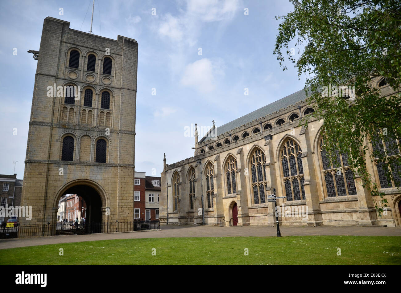 La Torre normanna e St Edmundsbury Cathedral in Bury St Edmunds, Suffolk, Inghilterra Foto Stock