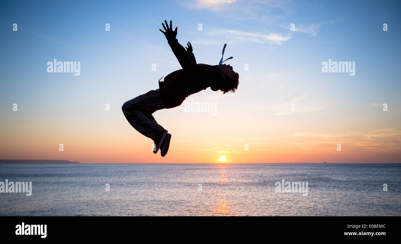 Backflip al tramonto. Condino Spiaggia in Devon Foto Stock