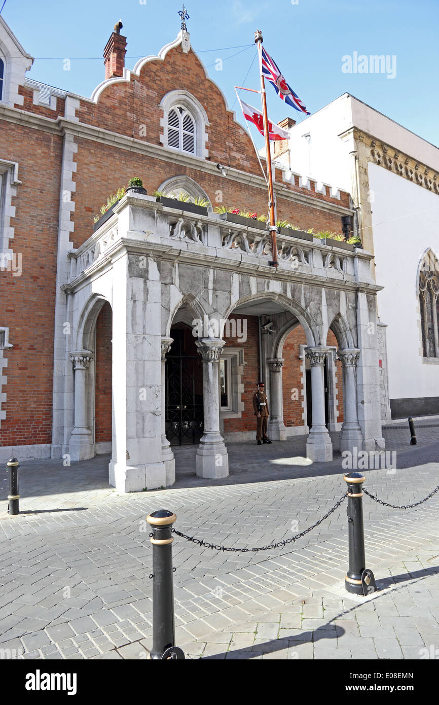 Residenza governatori, con soldato britannico della guardia, Gibilterra Foto Stock