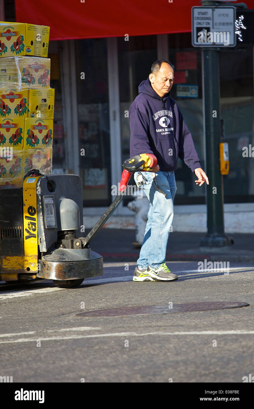 La consegna al mercato, Consegna di mattina a Stockton Street di San Francisco. Foto Stock
