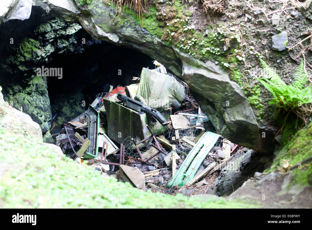 All'interno dell'ex miniera di manganese a Porth Ysgo, Aberdaron che è piena di spazzatura / rifiuti misti Foto Stock