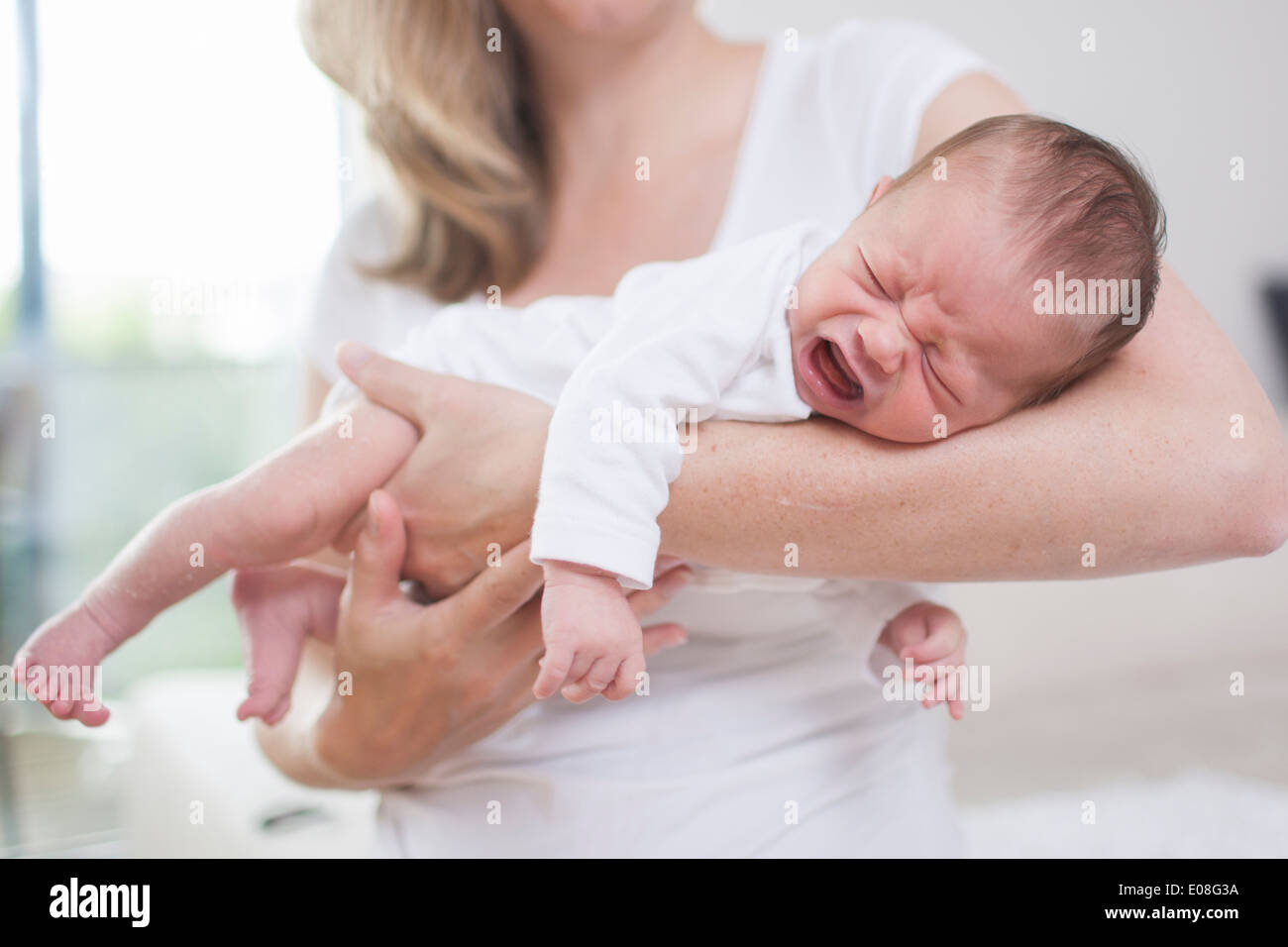 La madre che abbraccia il suo neonato Foto Stock