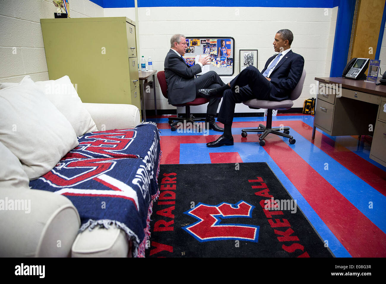 Il Presidente Usa Barack Obama parla con ex Vice Presidente Al Gore a completa McGavock High School Gennaio 30, 2014 a Nashville, nel Tennessee. Foto Stock