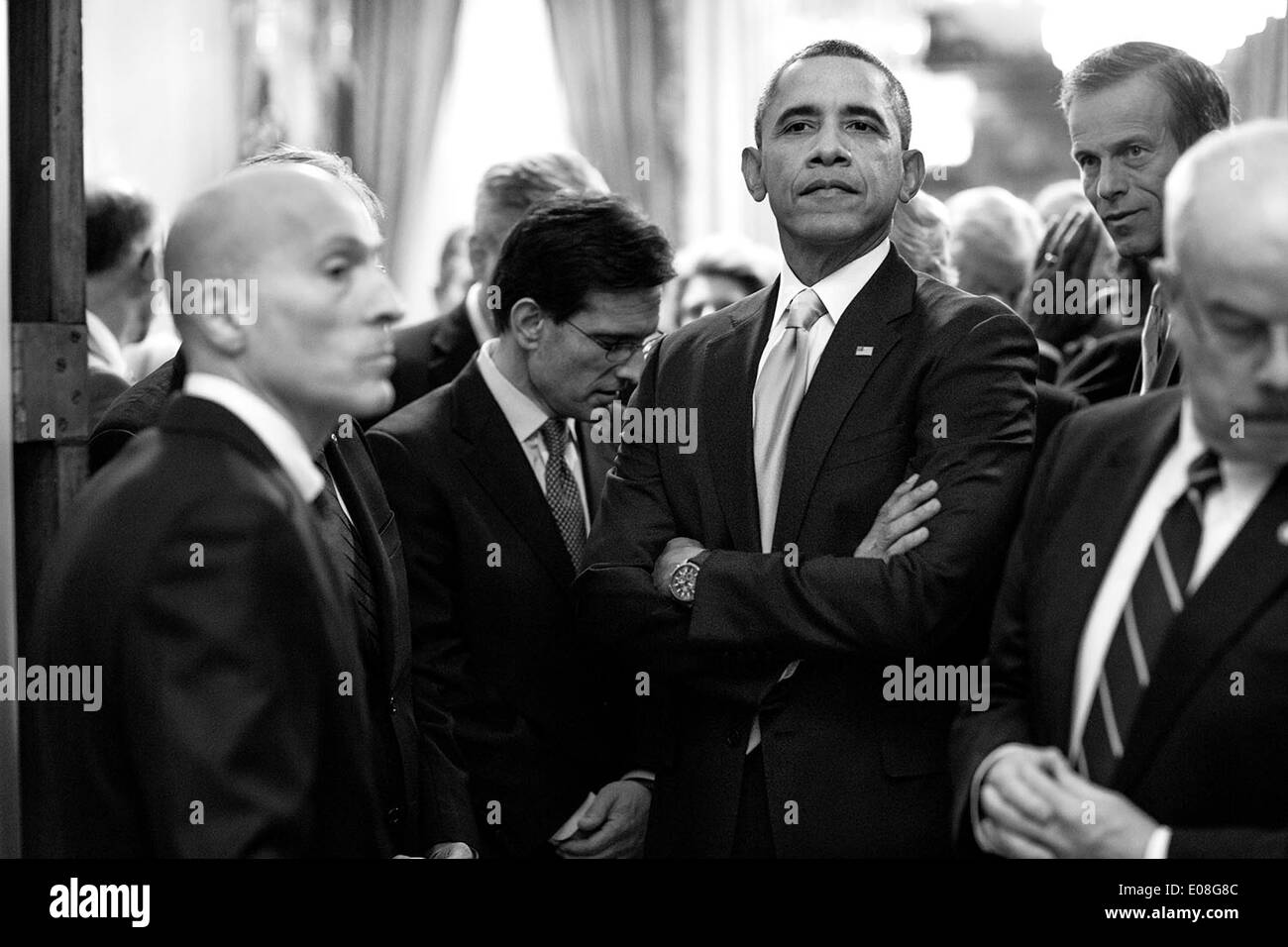Il Presidente Usa Barack Obama attende con sergenti a bracci e membri del Congresso prima di entrare nella camera di casa per consegnare lo stato dell'Unione indirizzo presso l'U.S. Capitol Gennaio 28, 2014 a Washington, DC. In piedi con il Presidente sono, da sinistra, Paul Irving, casa di armi al Sergente; House leader della maggioranza Eric Cantor, Sen. John Thune e Terrance Gainer, Senato armi al Sergente. Foto Stock