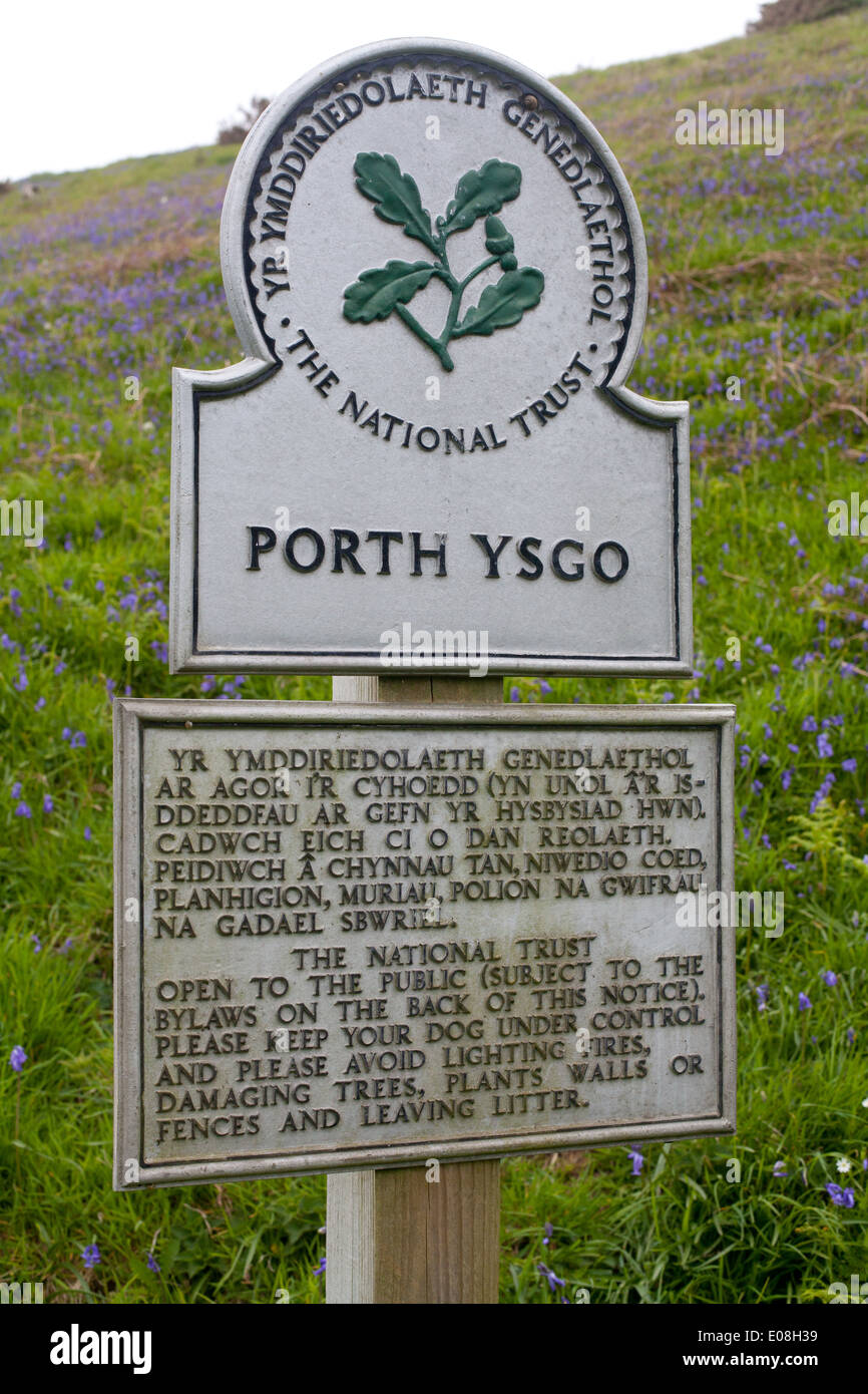 Il National Trust Digital signage sopra Porth Ysgo, Aberdaron una piccola insenatura isolata / Spiaggia Foto Stock