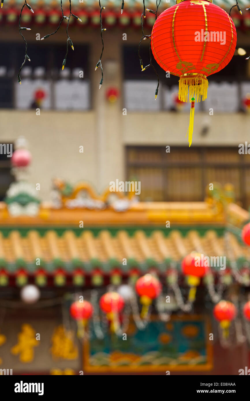 Cinese lanterne di carta al di fuori della Locanda Kwan Tong Tempio. Singapore Foto Stock