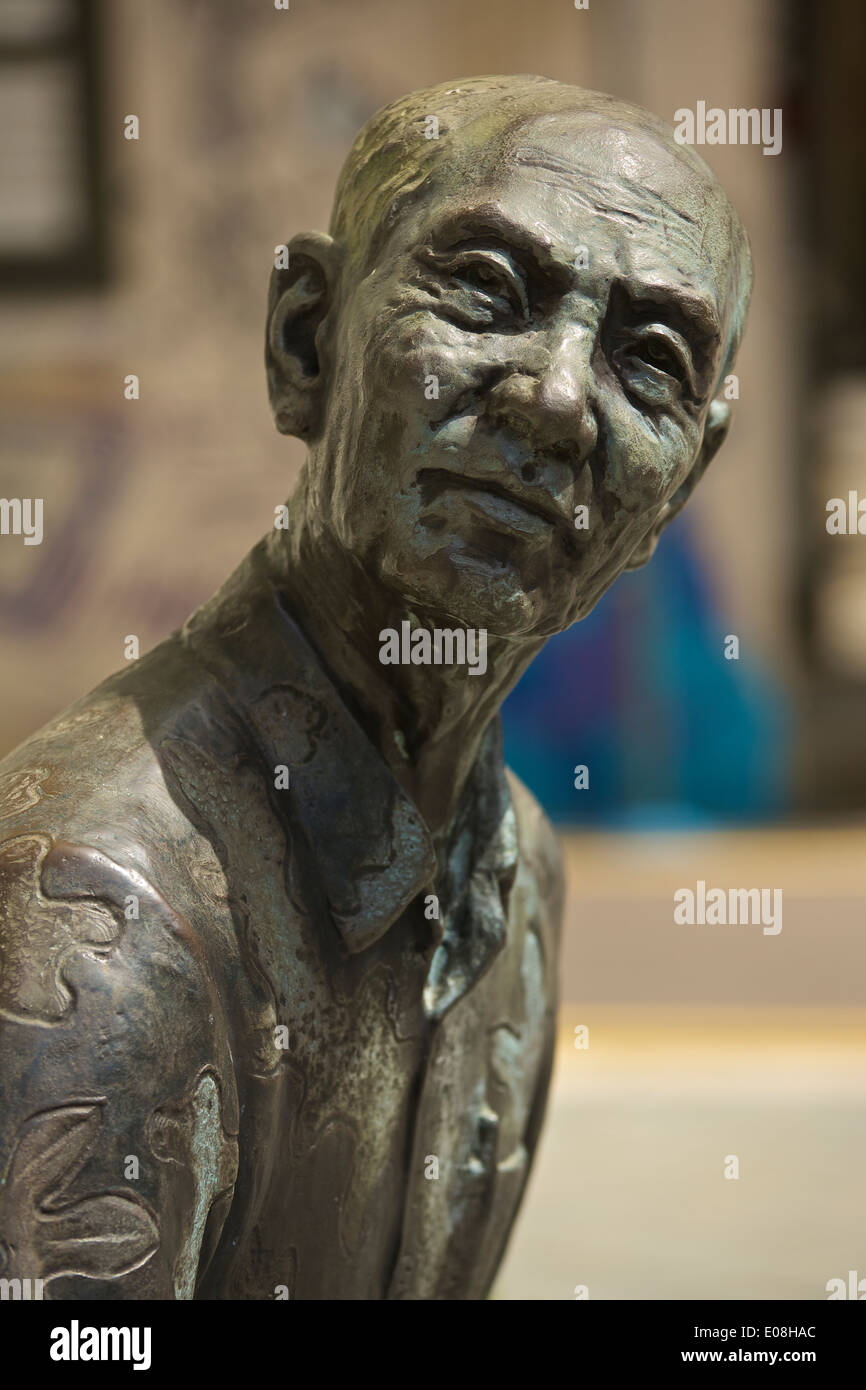 Statua di un uomo orientale al di fuori del Museo Peranakan di Singapore. Foto Stock