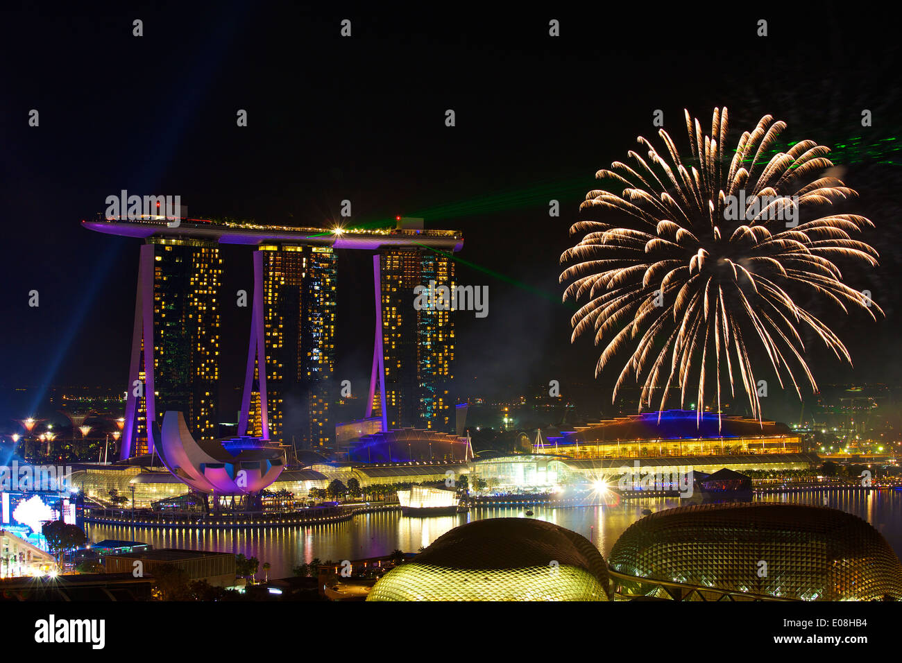 Giornata Nazionale Parade di fuochi d'artificio su Marina Bay, Singapore. Foto Stock