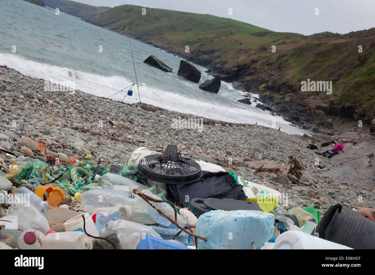 Vista della spazzatura assortiti, schiuma e oggetti in plastica si è incagliata a Porth Ysgo, Aberdaron, una piccola spiaggia di ciottoli con canna da pesca Foto Stock