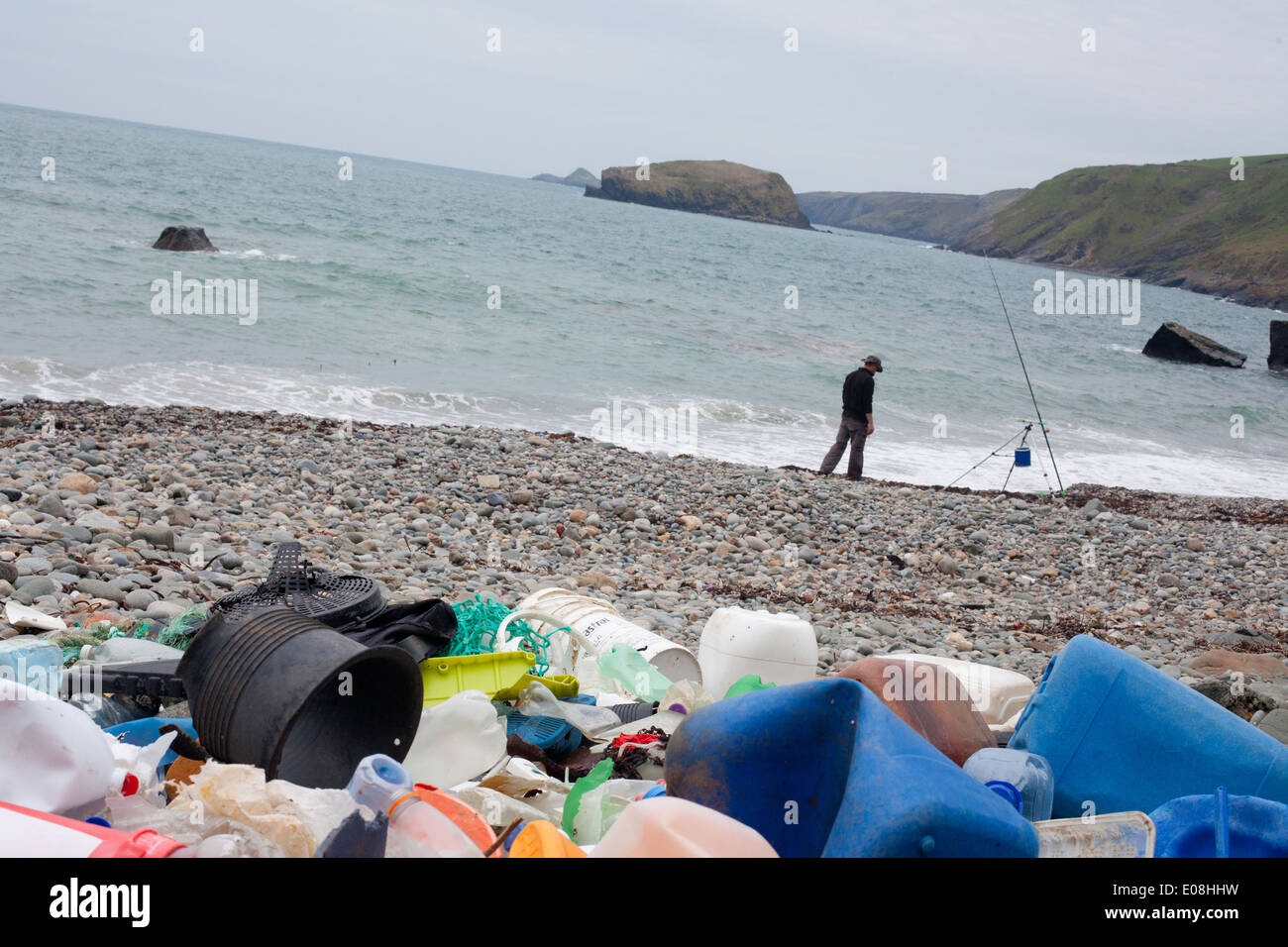 Vista della spazzatura assortiti, schiuma e oggetti in plastica si è incagliata a Porth Ysgo, Aberdaron, una piccola spiaggia di ciottoli con l uomo la pesca Foto Stock
