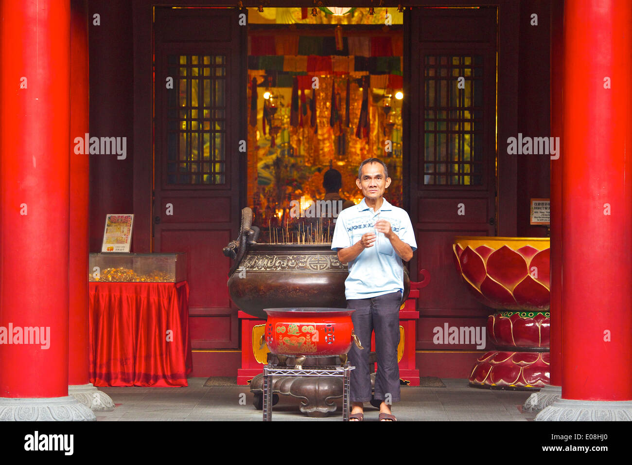 Uomo cinese prega al di fuori del Dente del Buddha reliquia tempio, Singapore. Foto Stock