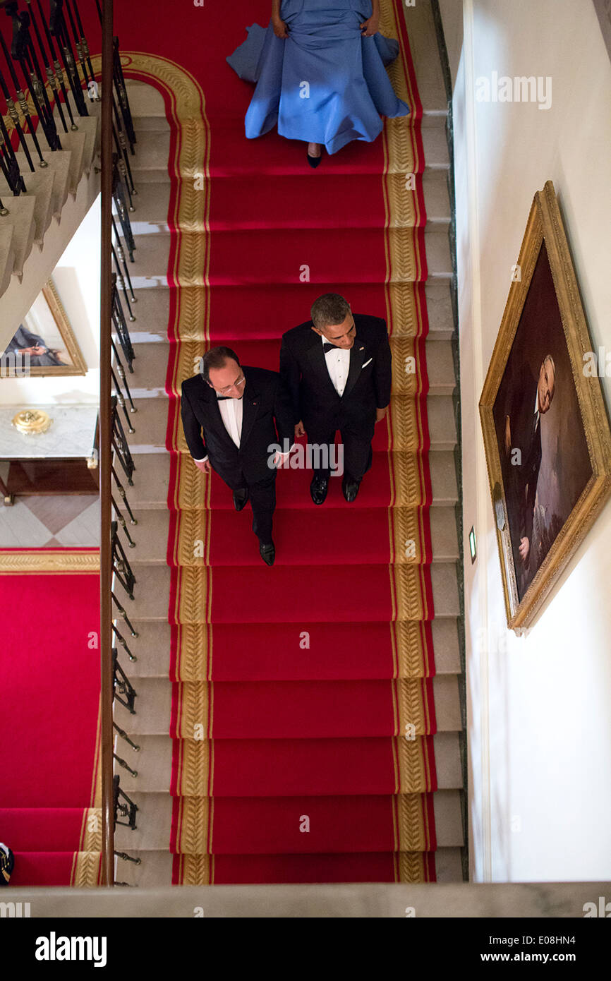 Il Presidente Usa Barack Obama e il Presidente François Hollande della Francia, seguita dalla First Lady Michelle Obama, scendere la scalinata della casa bianca prima della cena di stato Febbraio 11, 2014 a Washington, DC. Foto Stock