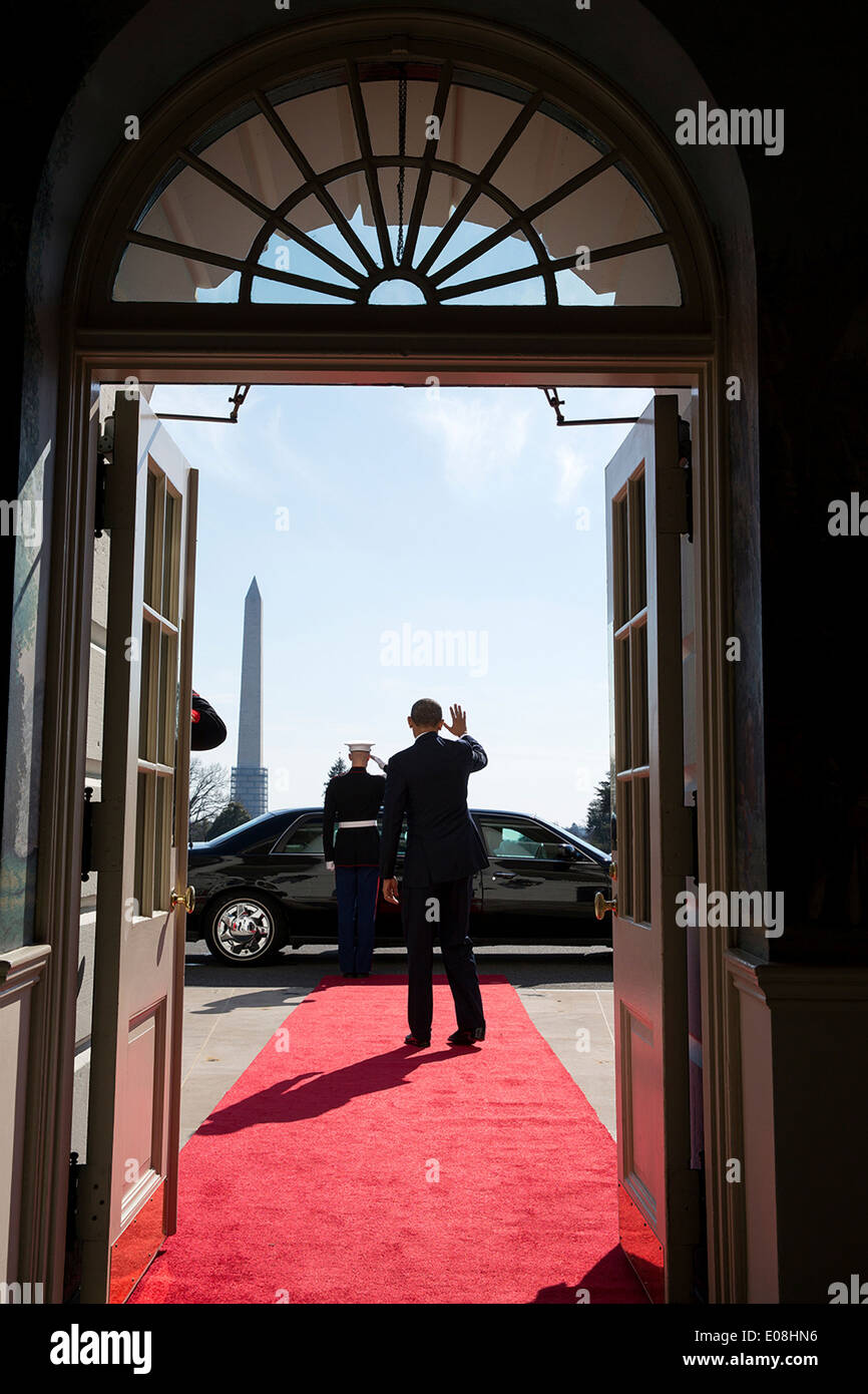 Il Presidente Usa Barack Obama onde addio al Presidente François Hollande della Francia al di fuori del diplomatico sala reception della Casa Bianca Febbraio 11, 2014 a Washington, DC. Foto Stock