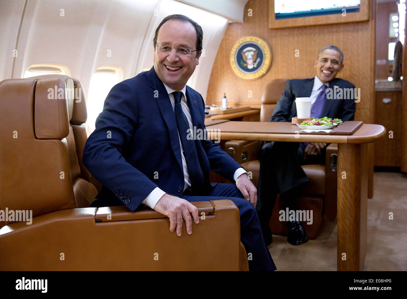 Il Presidente Usa Barack Obama e il Presidente François Hollande viaggiare a bordo di Air Force One en route a Charlottesville, Virginia Febbraio 10, 2014. Foto Stock