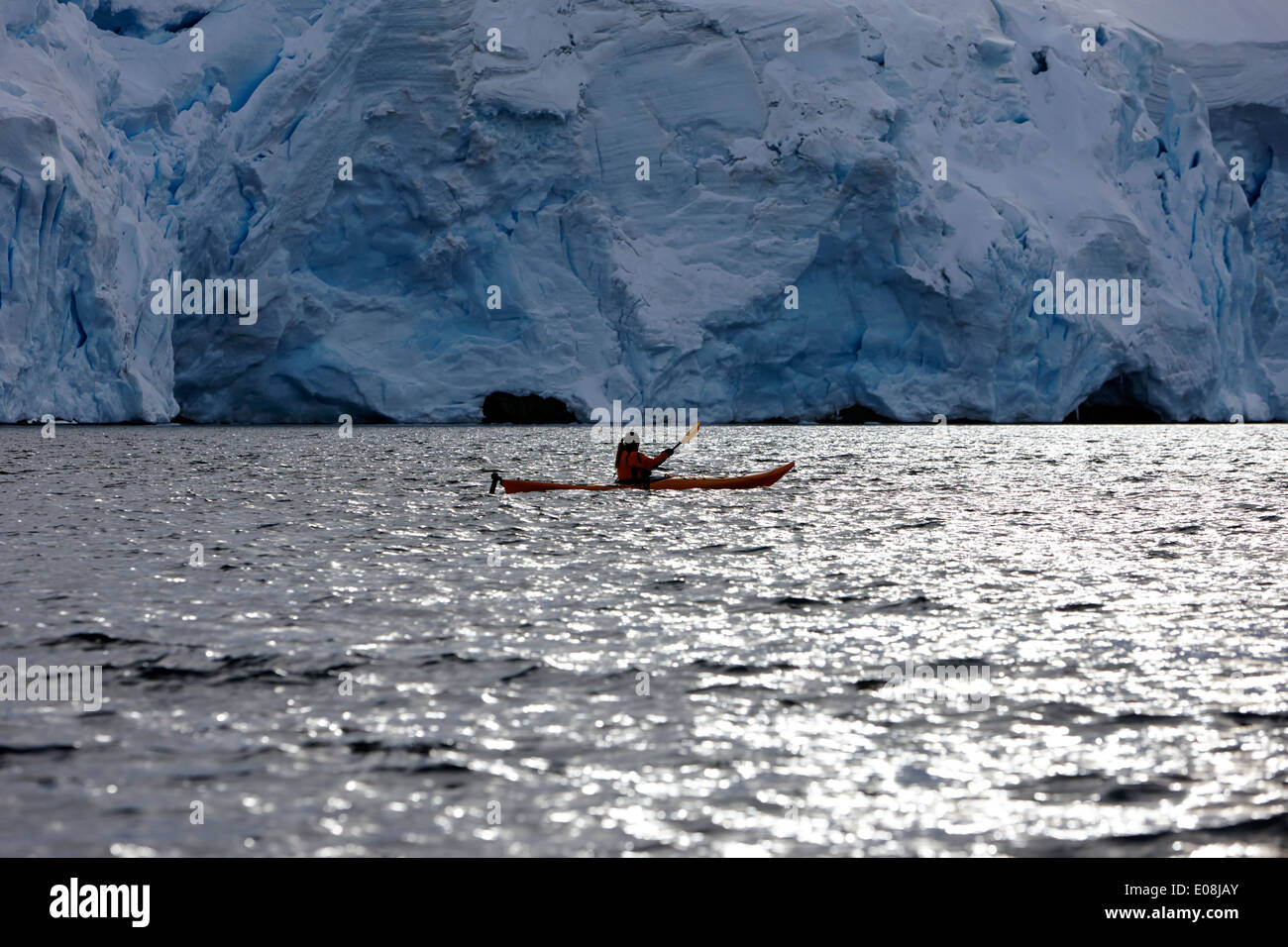 Singola femmina kayaker di mare vicino a Glacier in Port Lockroy antartide Foto Stock