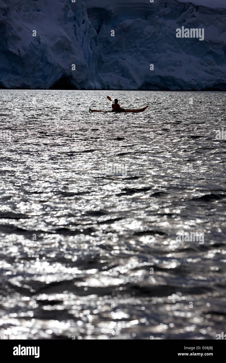 Singola femmina kayaker di mare vicino a Glacier in Port Lockroy antartide Foto Stock