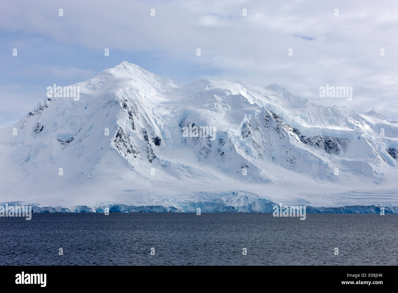 Paesaggi innevati di anvers isola montuosa e canale neumayer Antartide Foto Stock
