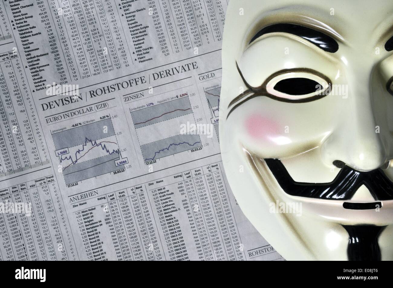 ILLUSTRAZIONE - Una maschera di Guy Fawkes, un simbolo ben noto per il gruppo hacktivist online Anonimo, si trova su un giornale che mostra i prezzi del mercato azionario in Germania, 03 aprile 2013. Fotoarchiv für Zeitgeschichte - SENZA FILI Foto Stock