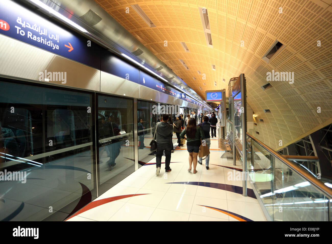La stazione della metropolitana piattaforma nella città di Dubai, Emirati Arabi Uniti Foto Stock