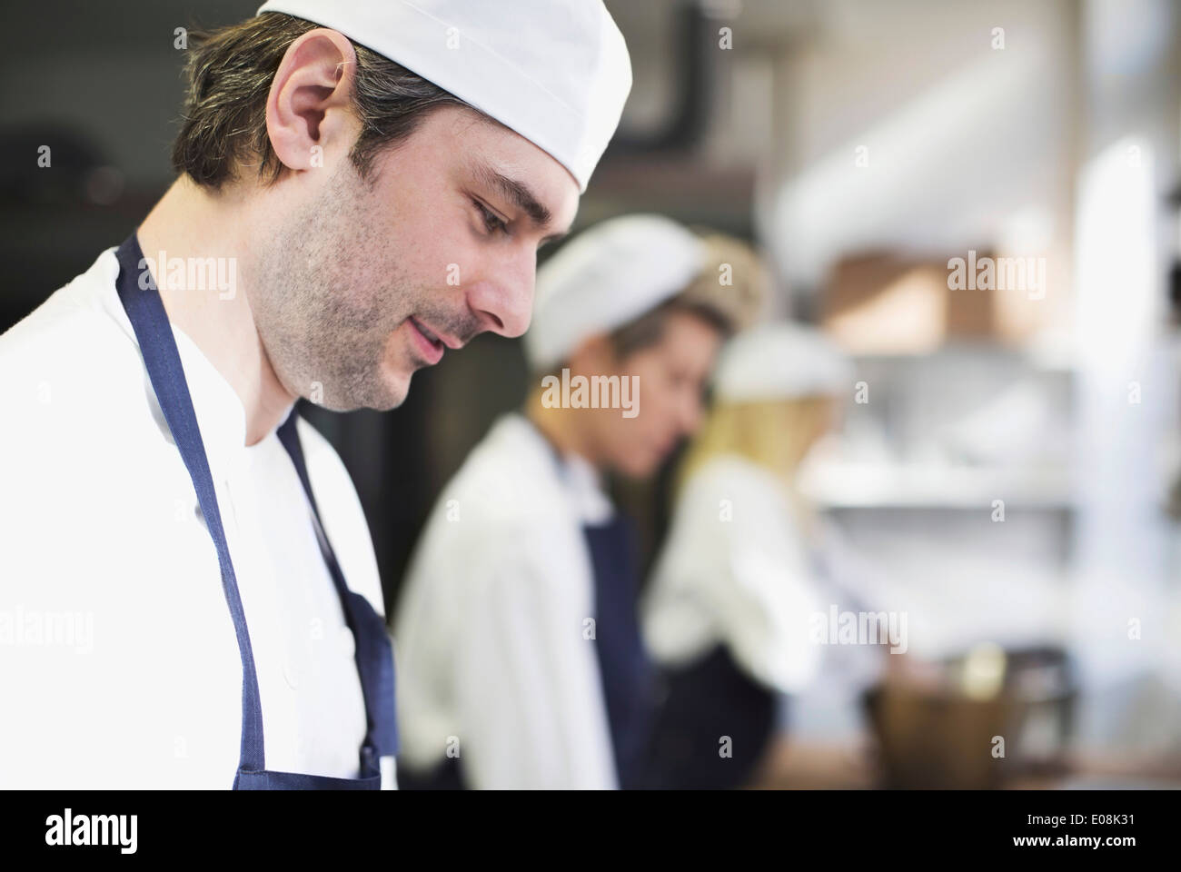 Vista laterale del panettiere in cucina a forno Foto Stock