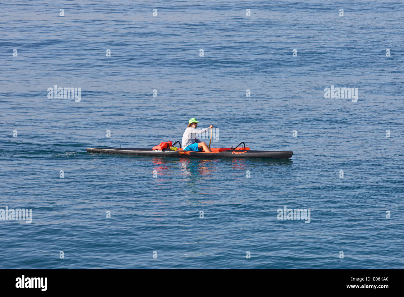 Mattina Paddle, uomo pagaie un Kamanu Pueo canoa outrigger passato Hermosa Beach in California. Foto Stock