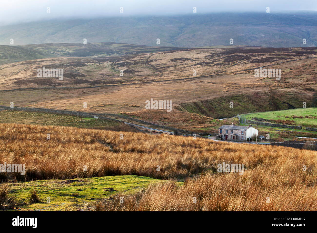 Casa isolata dalla strada in seguito Garsdale Baugh cadde, Yorkshire Dales, Cumbria, England, Regno Unito, Europa Foto Stock